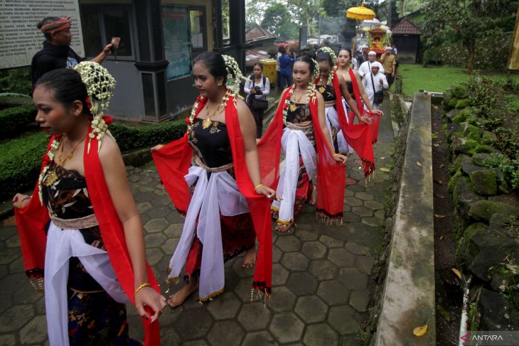 Upacara Melasti di Petirtaan Jolotundo Mojokerto