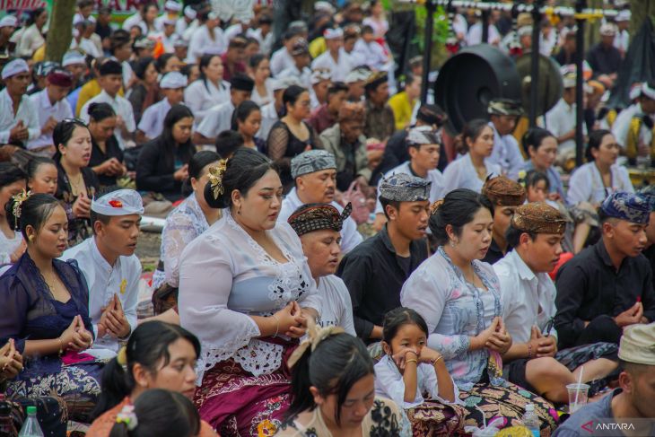 Upacara Melasti di Pantai Watu Pecak Lumajang