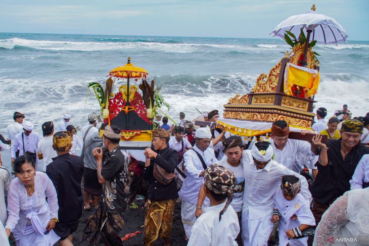 Upacara Melasti di Pantai Watu Pecak Lumajang
