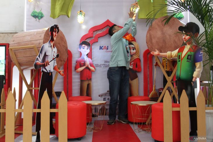 Dekorasi bernuansa Idul Fitri di stasiun Malang