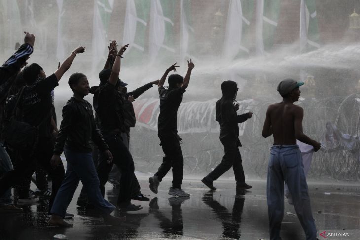 Unjuk rasa menyikapi UU TNI di Surabaya
