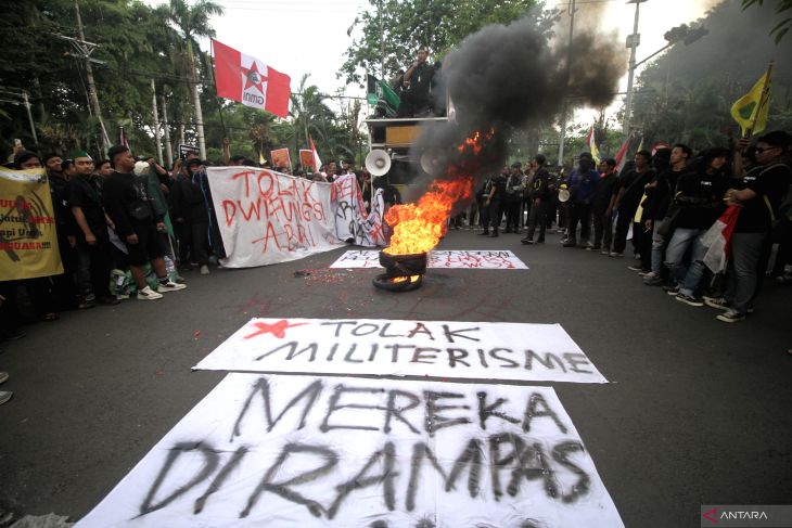 Unjuk rasa menyikapi UU TNI di Sidoarjo