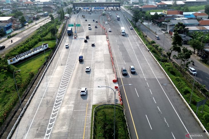Arus lalu lintas Gerbang Tol Kejapanan Pasuruan
