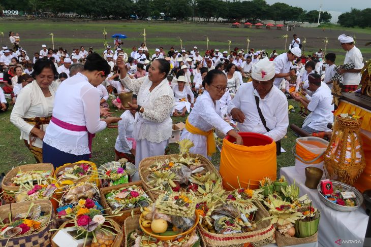 Upacara Melasti di Pantai Boom Banyuwangi