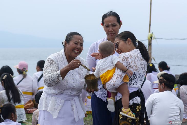 Upacara Melasti di Pantai Boom Banyuwangi