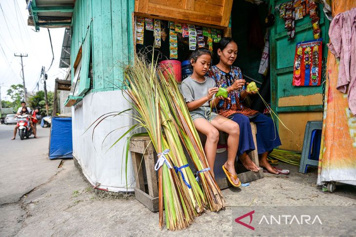 Produksi kulit ketupat di Bandung