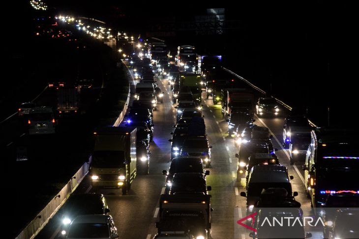 Arus mudik H-4 di gerbang Tol Cileunyi