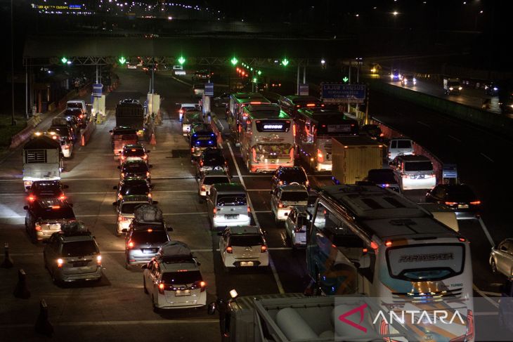 Arus mudik H-4 di gerbang Tol Cileunyi