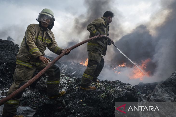 Kebakaran pabrik plastik di Tangerang