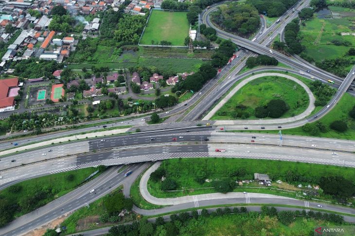 Jalan tol ruas Simpang Susun Waru ramai lancar