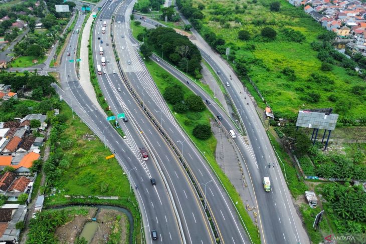 Jalan tol ruas Simpang Susun Waru ramai lancar