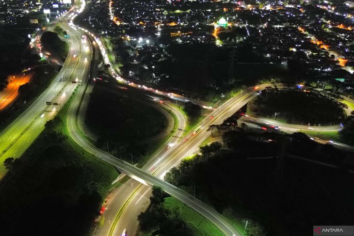 Arus Lalu lintas Simpang Susun Waru ramai lancar