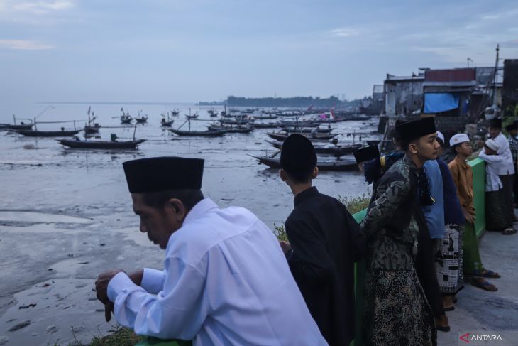 Shalat Id di kampung nelayan Surabaya