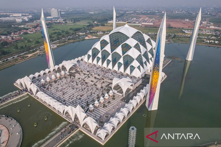 Shalat Idul Fitri di Masjid Al Jabbar