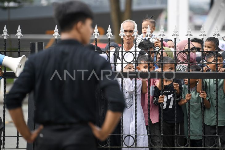 Gubernur Kalimantan Timur santuni warga saat gelar griya