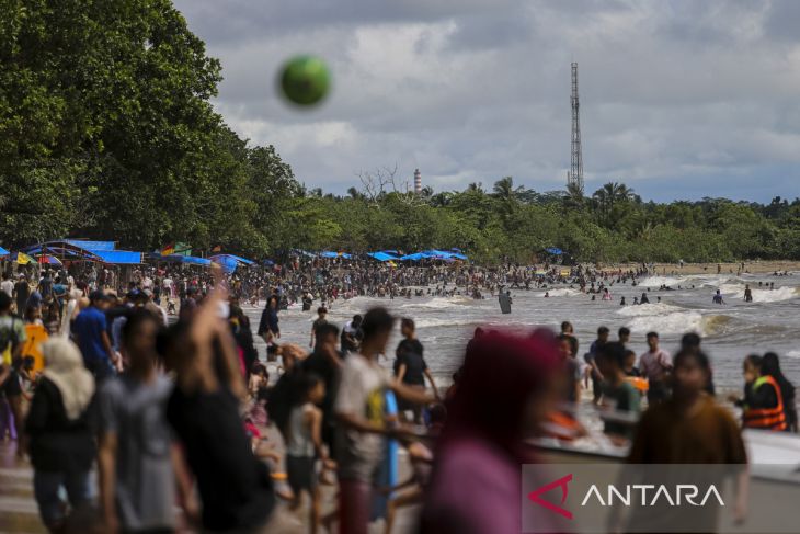 Libur Lebaran 2025 di Pantai Carita
