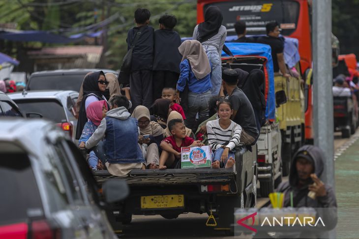 Kepadatan kendaraan menuju kawasan wisata di Anyer