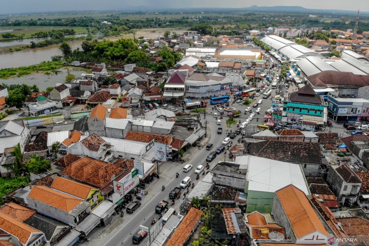 Kepadatan kendaraan di Simpang Tiga Babat Lamongan