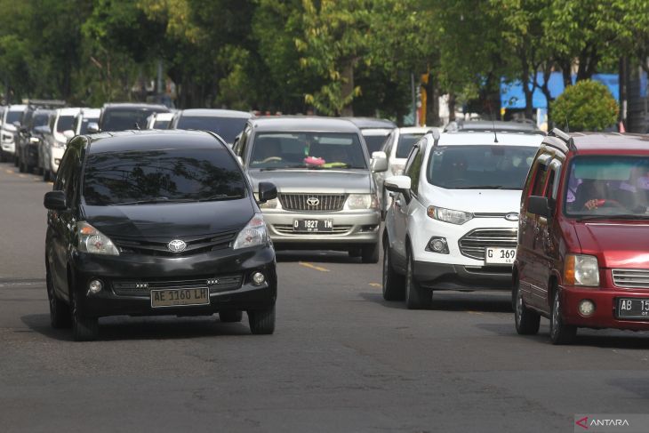 Arus balik di perempatan Kartonyono Ngawi padat