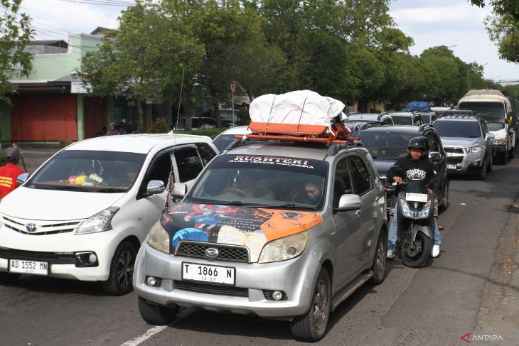 Arus balik di perempatan Kartonyono Ngawi padat