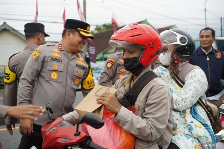 Polisi di Jombang bagi makanan ke pemudik