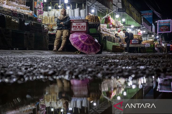 Penjualan oleh-oleh di jalur Nagreg menurun