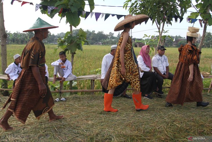 Peragaan busana Rona Wastra