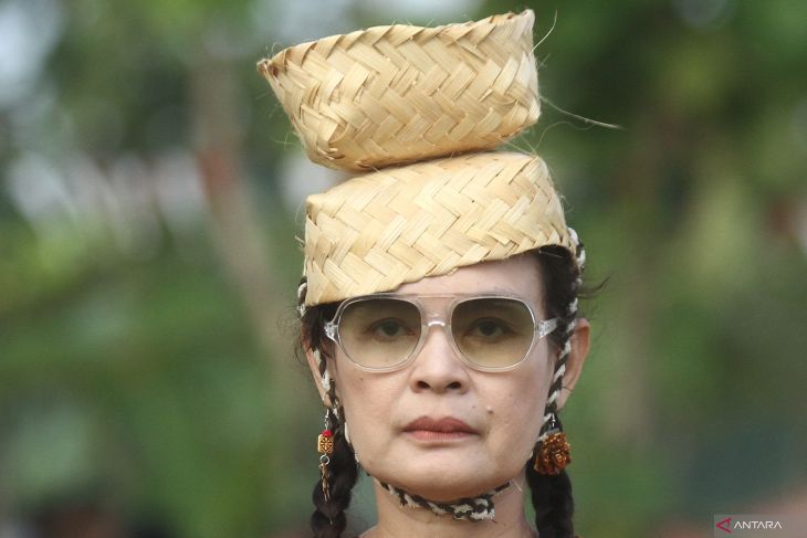 Peragaan busana Rona Wastra