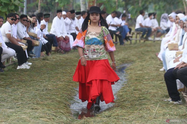 Peragaan busana Rona Wastra