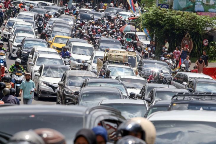 Jumlah kendaraan memasuki kawasan wisata Puncak