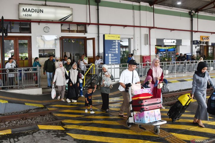 Arus balik penumpang KA di Madiun