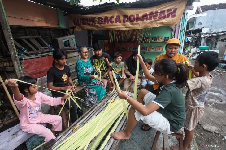 Belajar membuat kulit ketupat di Surabaya