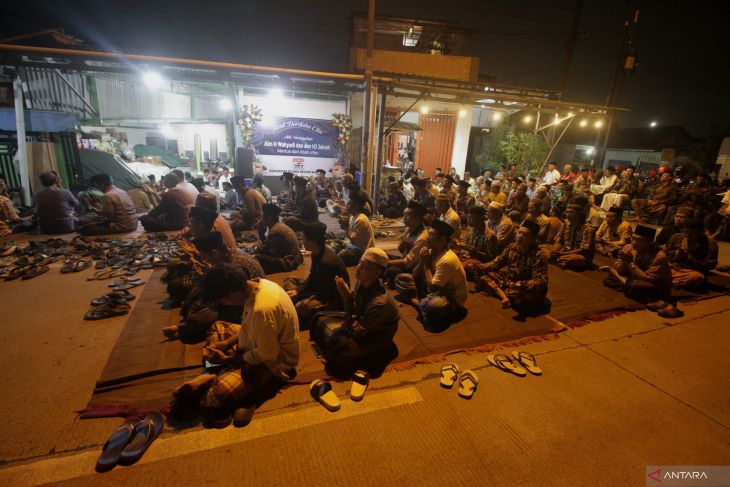 Menteri Sosial kunjungi keluarga korban longsor