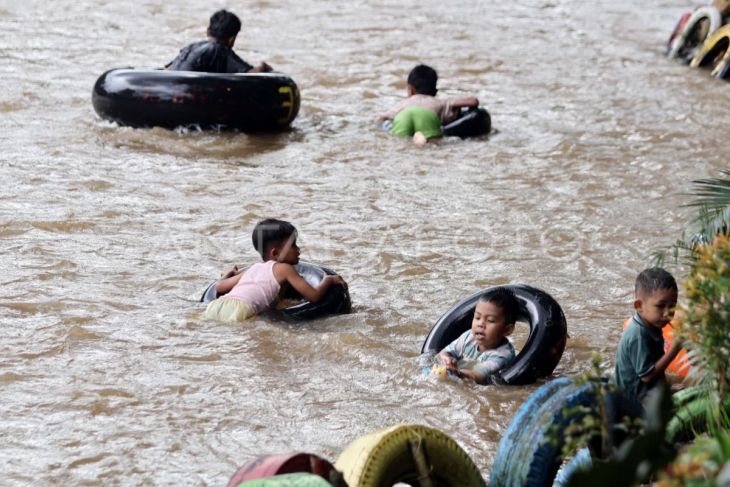 Mengisi libur Lebaran di Sungai Ciliwung Bogor