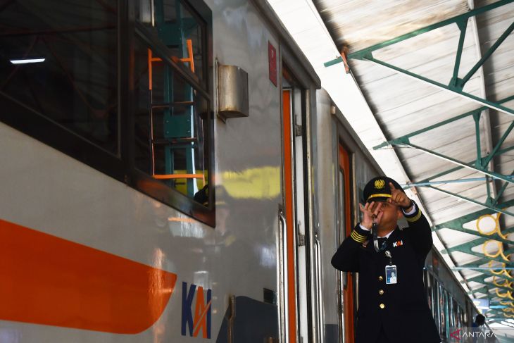 Arus balik penumpang KA di Madiun