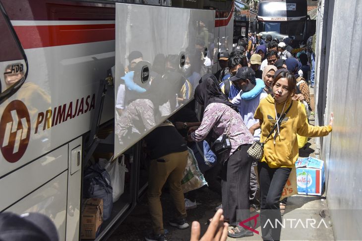 Arus balik Lebaran penumpang bus di Tasikmalaya