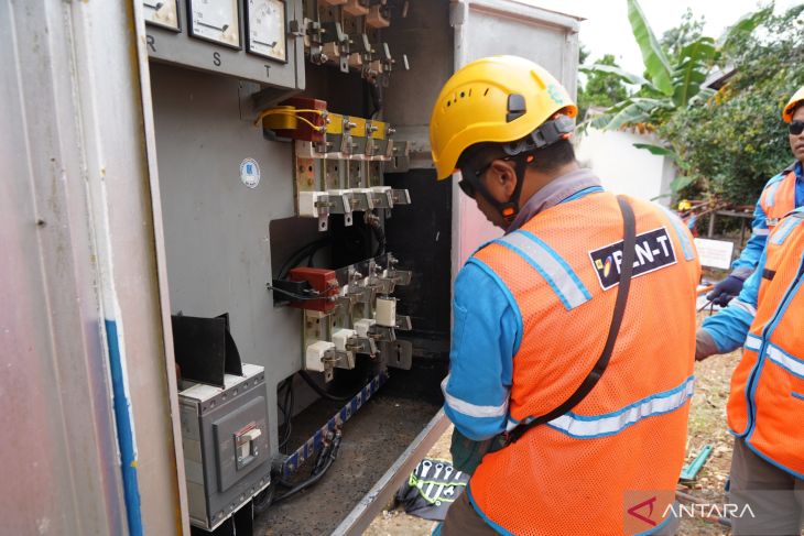 Petugas PLN siaga 24 jam membantu masyarakat terkendala kelistrikan