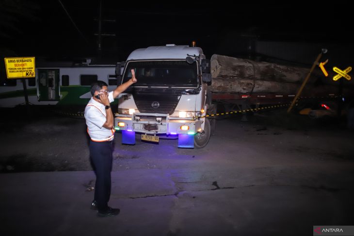 Kecelakaan KA jenggala dengan truk di Gresik