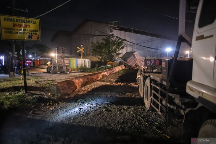 Penanganan jalur rel kereta pasca kecelakaan di Gresik
