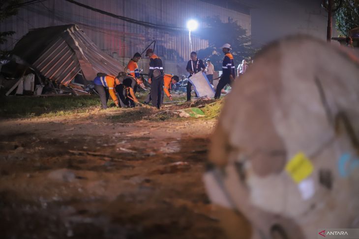 Penanganan jalur rel kereta pasca kecelakaan di Gresik