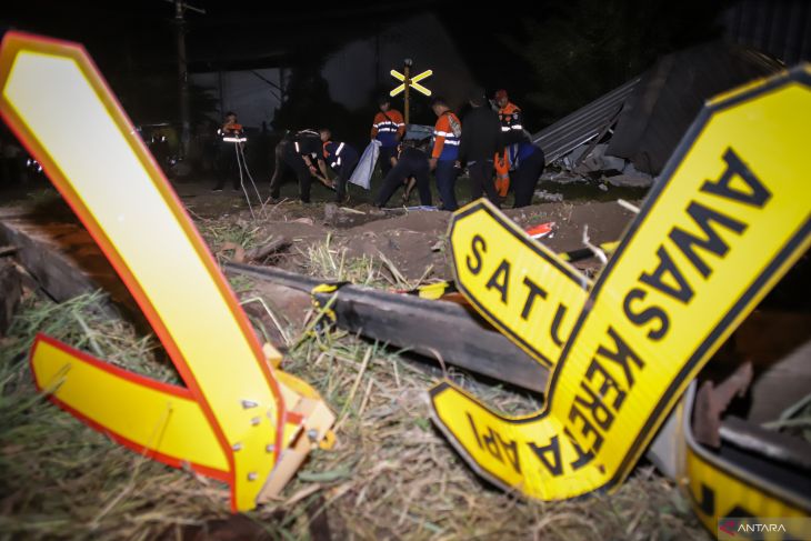 Penanganan jalur rel kereta pasca kecelakaan di Gresik