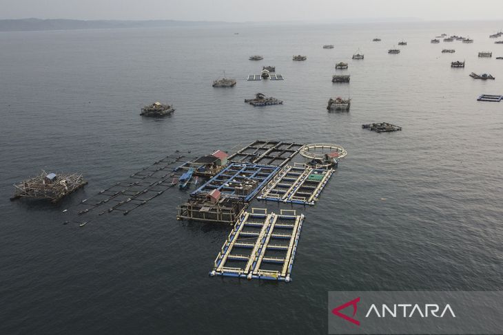 Nelayan keramba jaring apung di Pangandaran