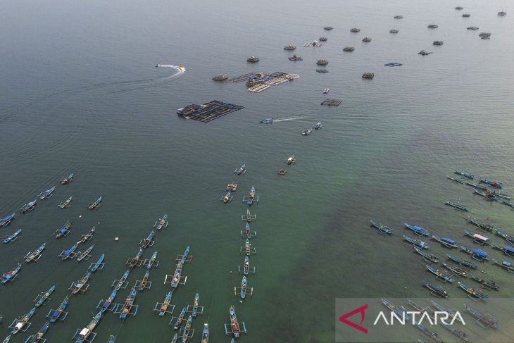 Nelayan keramba jaring apung di Pangandaran
