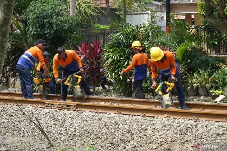 Perawatan jalur kereta api di Tulungagung