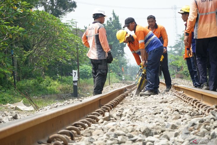 Perawatan jalur kereta api di Tulungagung