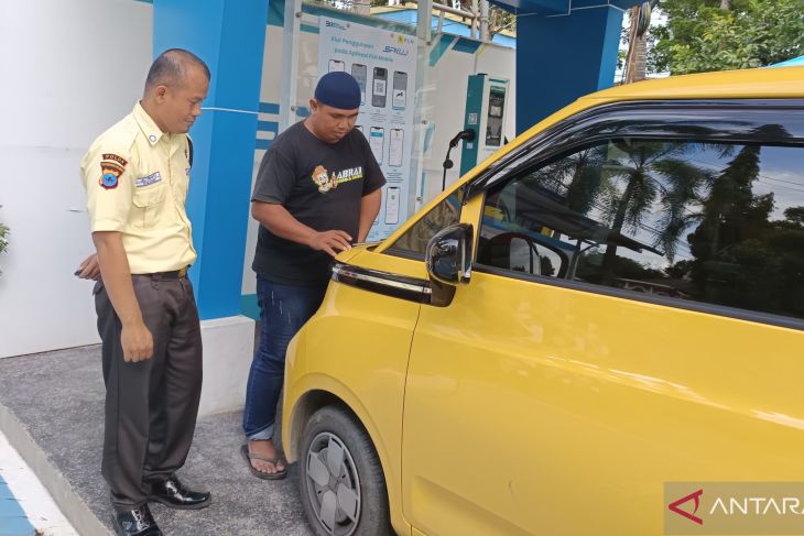 Petugas keamanan bantu pemudik isi baterai kendaraan listrik