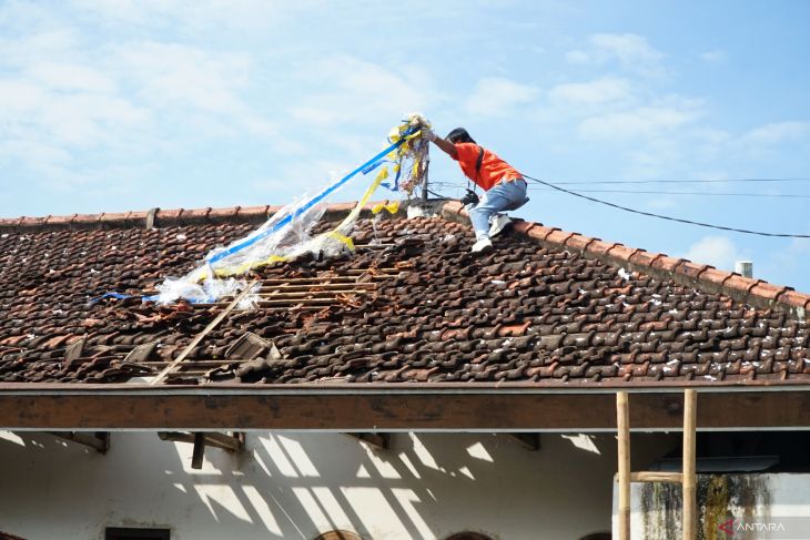 Balon udara berpetasan rusak rumah warga di Tulungagung