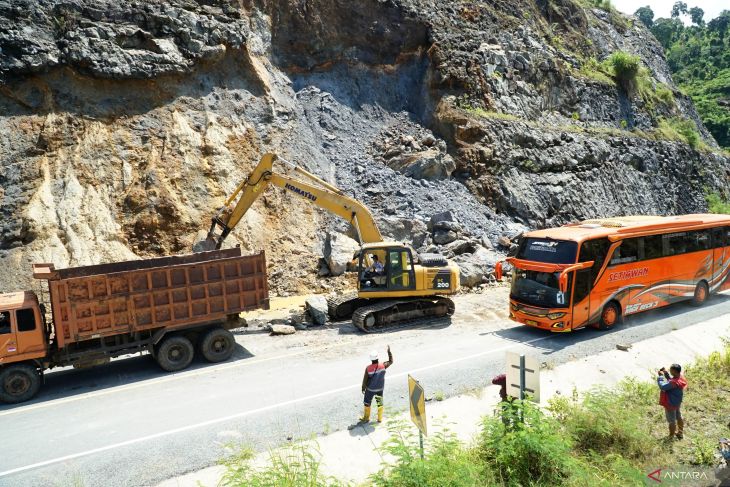 Normalisasi longsor JLS Tulungagung