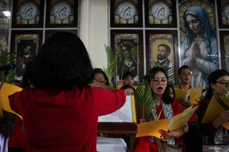 Misa Minggu Palma di Surabaya