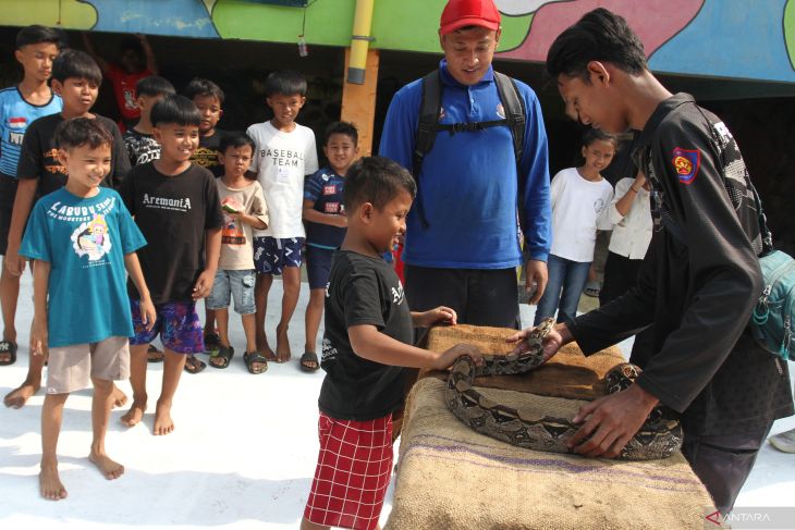 Pelatihan pemadaman kebakaran di kawasan padat penduduk